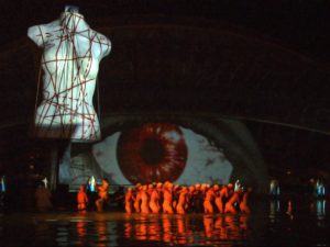 la-navaja-en-el-ojo-2001_01